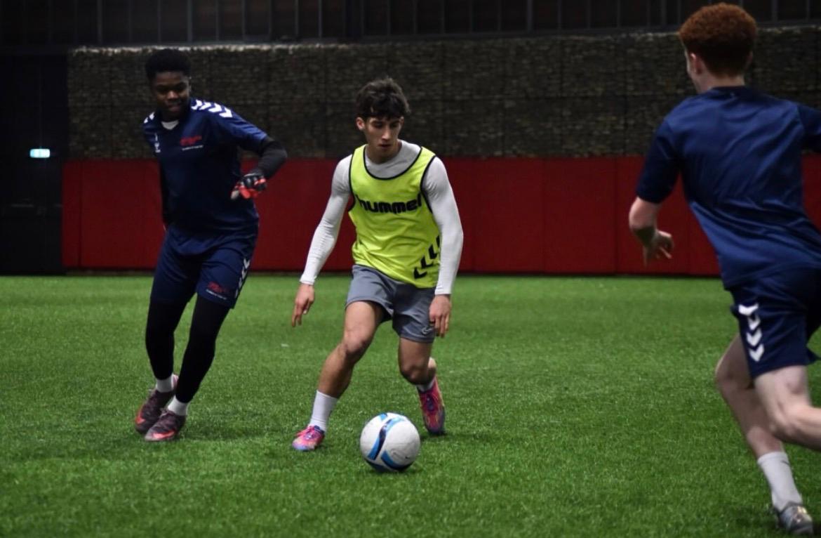 El cadete Axier Amezqueta completa una semana de formación en el Sunderland